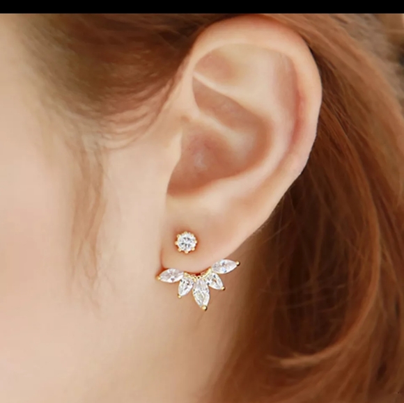 ☀️NEW BEAUTIFUL GOLD OR SILVER CZ EAR HUGGER EARRI - Picture 3 of 8